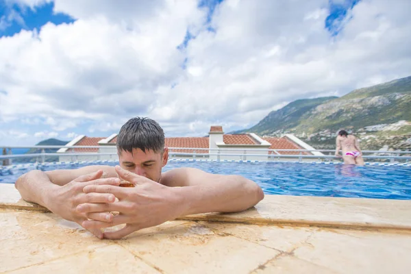 Homme Avec Thé Bord Piscine — Photo