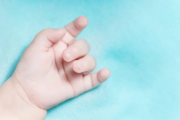 Hand Eines Babys Mit Ziegengeste Auf Blauem Hintergrund — Stockfoto