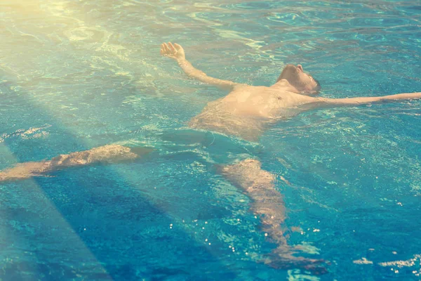 Mann Blauen Shorts Liegt Sonnenlicht Auf Dem Wasser — Stockfoto