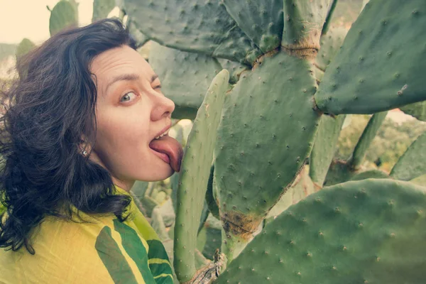 Brunette Dziewczyny Lizanie Kaktus — Zdjęcie stockowe