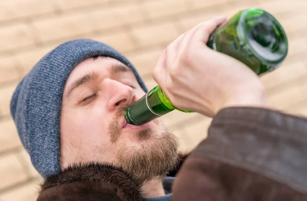 Mężczyzna Kapeluszu Butelką Piwa Zimie — Zdjęcie stockowe