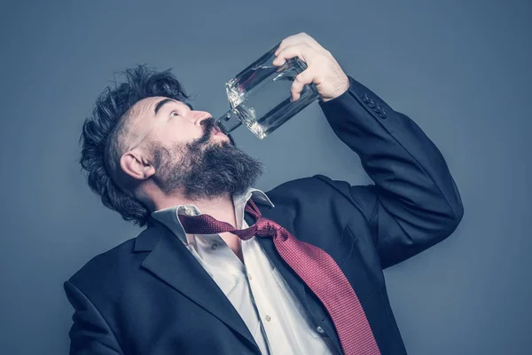 Volwassen Bebaarde Man Pak Drinkt Alcohol Uit Een Glazen Fles — Stockfoto