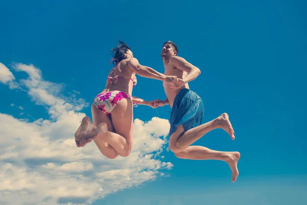 Casal Homem Mulher Trajes Banho Pulando Fundo Céu — Fotografia de Stock