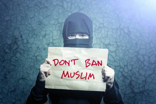 Ragazza Musulmana Hijab Nero Possesso Poster Con Iscrizione Non Ban — Foto Stock