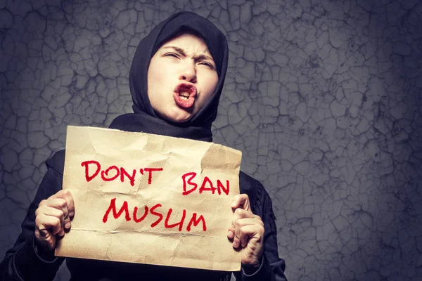 Ragazza Musulmana Hijab Nero Possesso Poster Con Iscrizione Non Ban — Foto Stock