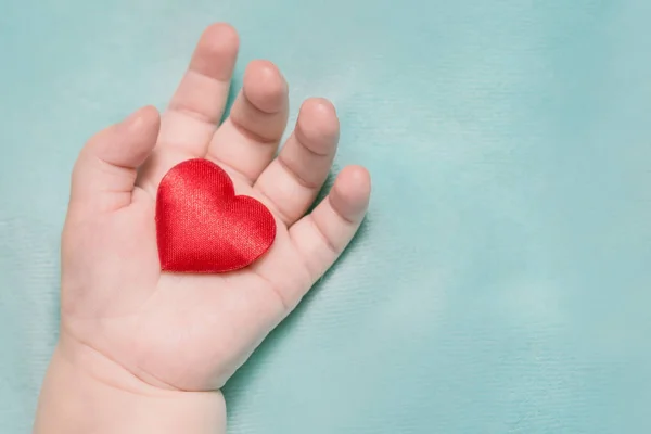 Coração Vermelho Mão Bebê Fundo Azul — Fotografia de Stock