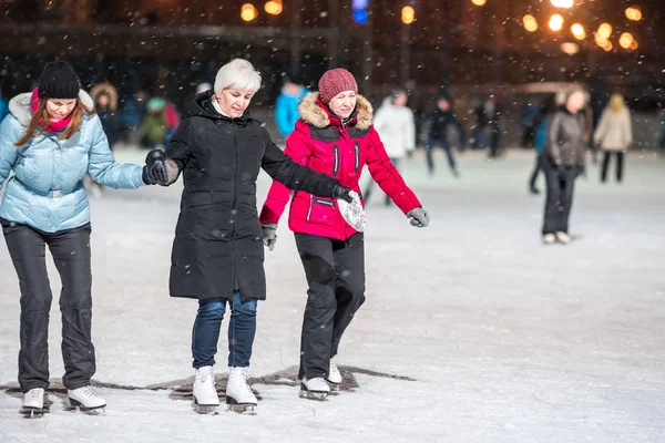 Kazan Russia January 2017 Three Women Skating Rink Evening — Stock Photo, Image