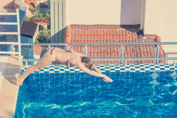 Yüzme Havuzuna Atlama Mayo Kadın — Stok fotoğraf