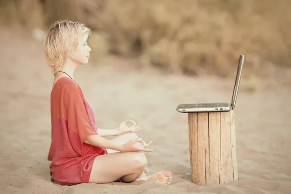Menina Adolescente Loira Blusa Vermelha Meditando Frente Laptop Praia — Fotografia de Stock