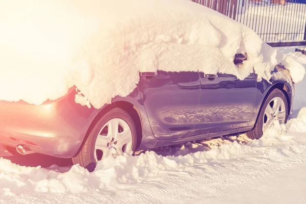 Παρκαρισμένο Αυτοκίνητο Που Καλύπτονται Χιόνι Στο Φως Του Ήλιου — Φωτογραφία Αρχείου