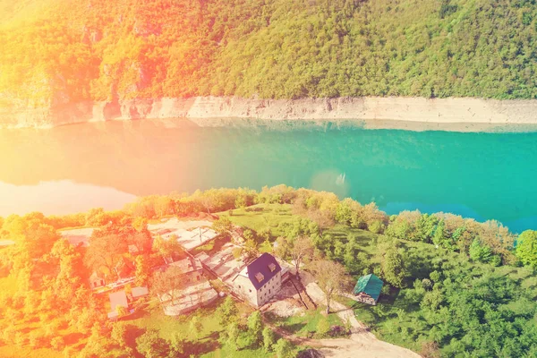 Edifici Sulla Riva Lago Montagna Alla Luce Del Sole — Foto Stock