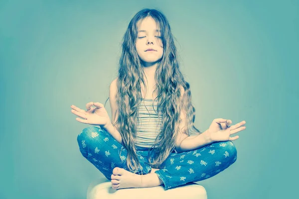 Menina Com Cabelo Longo Jeans Meditando Uma Pose Lótus Tonificado — Fotografia de Stock