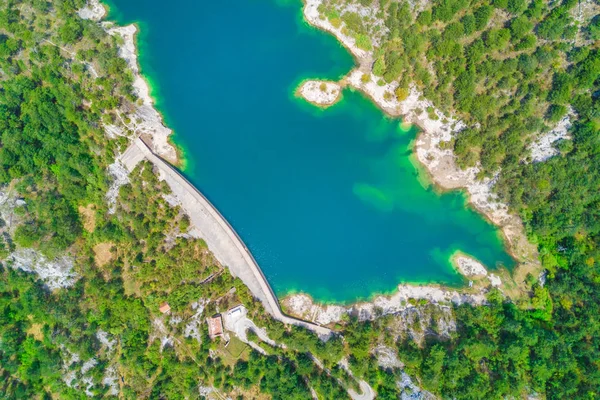 Вид Сверху Красивое Горное Озеро Окруженное Зеленым Лесом — стоковое фото