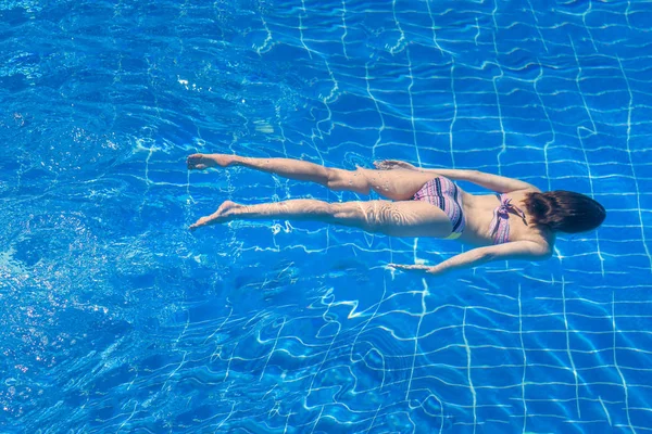 Frau Bikini Schwimmt Pool — Stockfoto