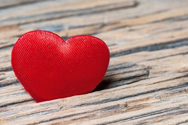 Coração Vermelho Superfície Madeira Velha — Fotografia de Stock