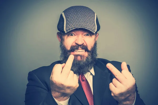 Θυμωμένος Ενηλίκων Γενειοφόρος Άντρας Κοστούμι Και Καπάκι Δείχνει Μεσαίο Δάκτυλο — Φωτογραφία Αρχείου