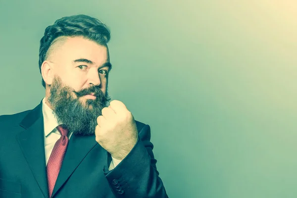 Hombre Barbudo Adulto Con Traje Mostrando Puño Sobre Fondo Verde —  Fotos de Stock