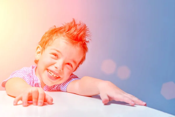 Netter Lächelnder Junge Blauen Hemd Tisch Sonnenlicht — Stockfoto