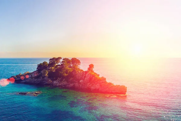 Vista Superior Uma Ilha Rochosa Com Árvores Verdes Luz Sol — Fotografia de Stock