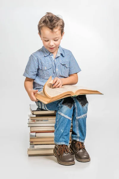 Carino Ragazzo Con Una Camicia Blu Seduto Mucchio Libri Leggere — Foto Stock