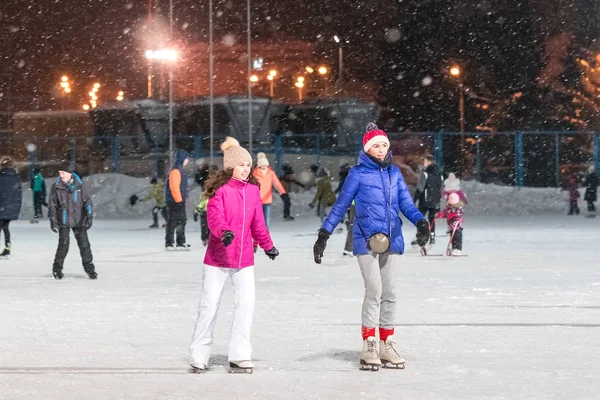 Kazan Russia January 2017 Girls Skating Rink Evening — Stock Photo, Image