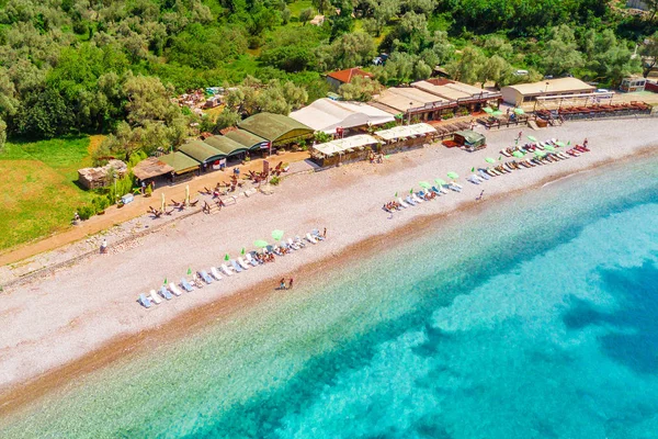 Felülnézete Strand Napozóágyakkal Épületek — Stock Fotó