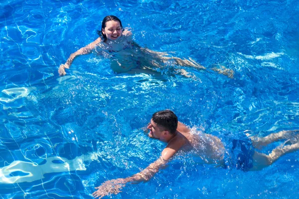 Paar Schwimmt Pool — Stockfoto