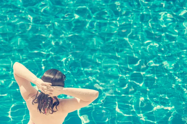 Mulher Morena Fundo Uma Piscina Água Azul — Fotografia de Stock