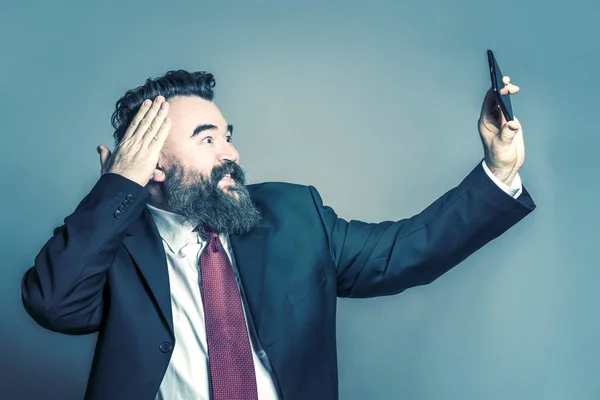 Ενηλίκων Γενειοφόρος Άνδρας Ένα Κοστούμι Κάνει Selfie Τηλέφωνο Ήπια — Φωτογραφία Αρχείου