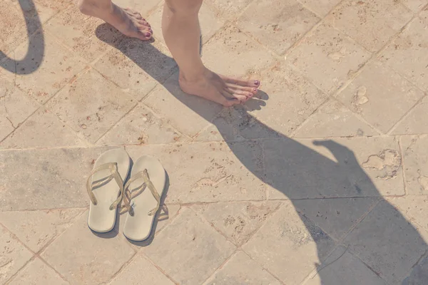 Białe Sandały Kobiece Nogi Kafelku — Zdjęcie stockowe