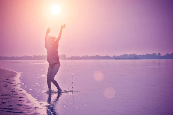 Teenager Läuft Bei Sonnenuntergang Mit Erhobenen Händen Auf Dem Wasser — Stockfoto