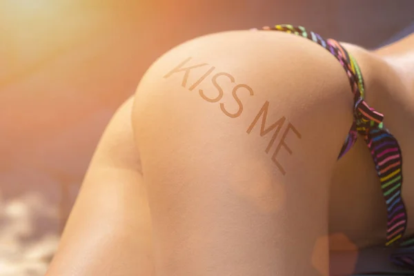 Beau Cul Féminin Bikini Avec Une Inscription Kiss Soleil — Photo