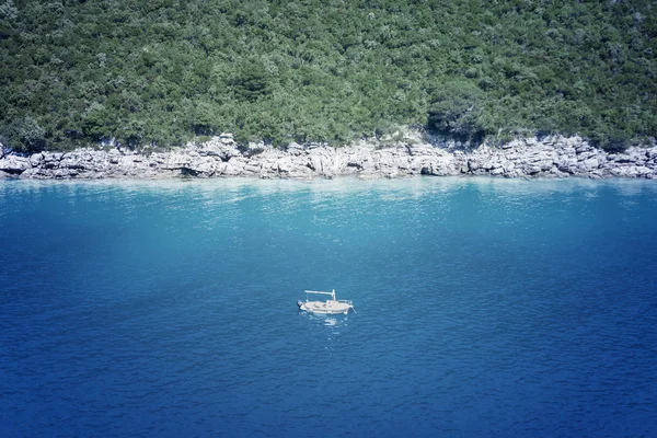 Λευκή Βάρκα Επιπλέει Κοντά Μια Βραχώδη Ακτή — Φωτογραφία Αρχείου