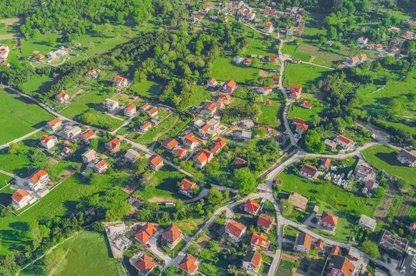 Vista Superior Das Casas Aldeia Com Telhado Azulejos Vermelhos Grama — Fotografia de Stock