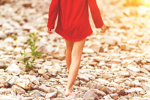 Meisje Rode Jurk Wandelen Stenen — Stockfoto