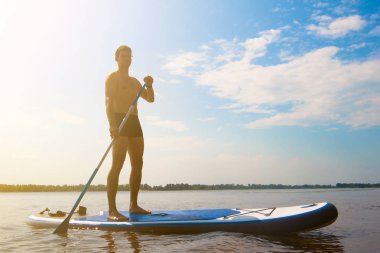 Sup sörf. Kürek yatılı ayağa kalkın. Nehir üzerinde sup kurulu surfer.