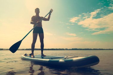 Sup sörf. Kürek yatılı ayağa kalkın. Nehir üzerinde sup kurulu surfer.