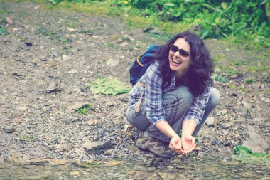 Bir dere su içme gezgin kadın