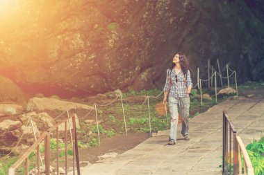 Köprüde yürüyen gezgin kadın