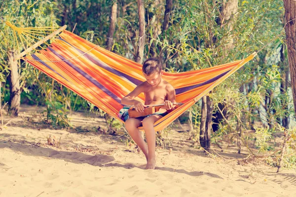 Хлопчик Сидить Гамаку Грає Укулеле Пляжі — стокове фото