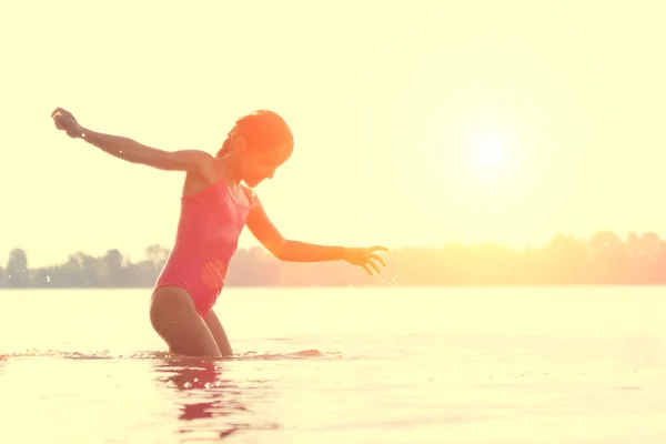 Salto Acqua Ragazza Stanno Divertendo Spruzzi Acqua Concetto Vacanza Estiva — Foto Stock