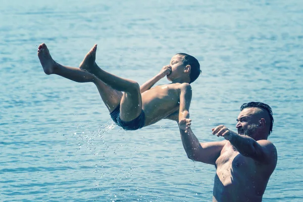 Πηδώντας Στο Νερό Άντρας Και Αγόρι Διασκεδάζουν Και Πέφτουν Στο — Φωτογραφία Αρχείου