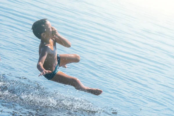 Springen Wasser Jungen Haben Spaß Und Planschen Wasser Sommerferienkonzept — Stockfoto