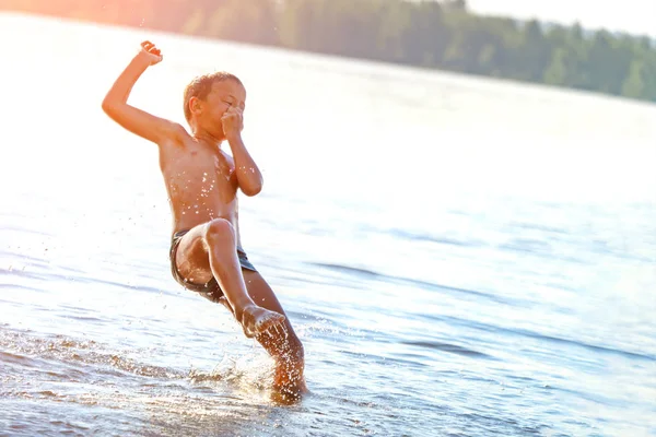 Springen Wasser Jungen Haben Spaß Und Planschen Wasser Sommerferienkonzept — Stockfoto