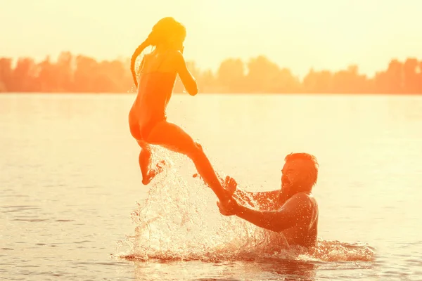 Saltar Agua Hombre Chica Están Divirtiendo Salpicando Agua Concepto Vacaciones — Foto de Stock