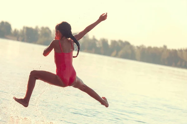 跳进水里女孩在水里玩得很开心 暑假概念 — 图库照片