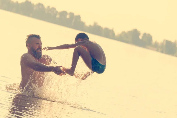 Springen Wasser Mann Und Junge Haben Spaß Und Planschen Wasser — Stockfoto