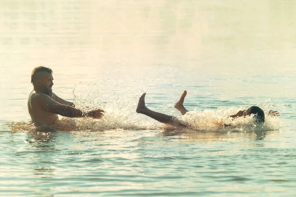 Sprung Ins Wasser Mann Und Mädchen Haben Spaß Und Planschen — Stockfoto