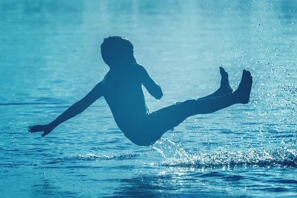 Sauter Dans Eau Les Garçons Amusent Éclaboussent Dans Eau Concept — Photo