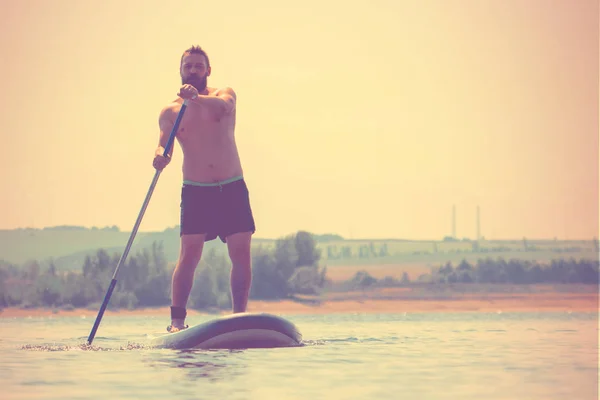 Surfer Super Bien Debout Planche Pagaie Surfeur Bord Sur Rivière — Photo